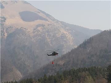 Velik šumski požar u Sloveniji kod Preddvora, gore i vikendice