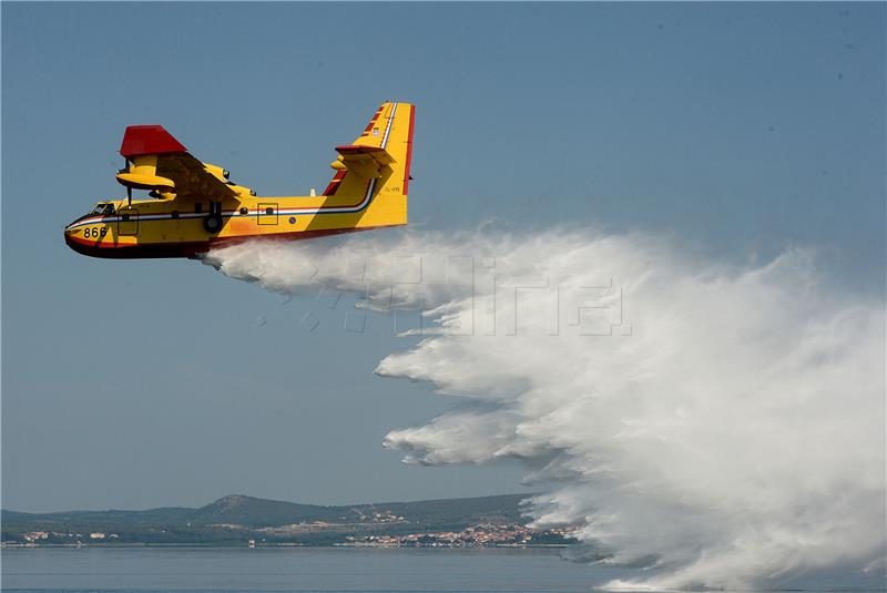 Hrvatski Canadair gasi požar u Sloveniji kod Kranja