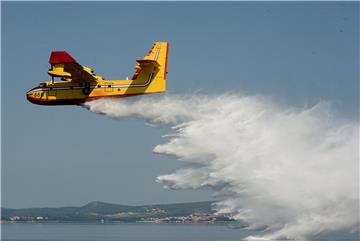 Hrvatski Canadair gasi požar u Sloveniji kod Kranja