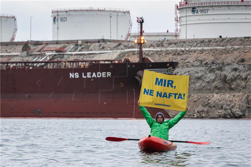 Greenpeace activists protest off Krk against import of Russian oil