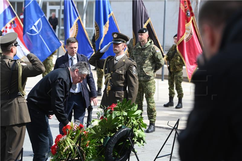 Milanović u Kninu položio vijenac ispred Spomenika hrvatske pobjede