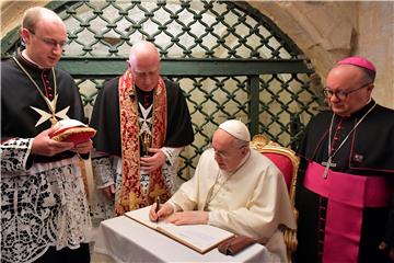 Papa Franjo odao počast novinarima ubijenima u Ukrajini