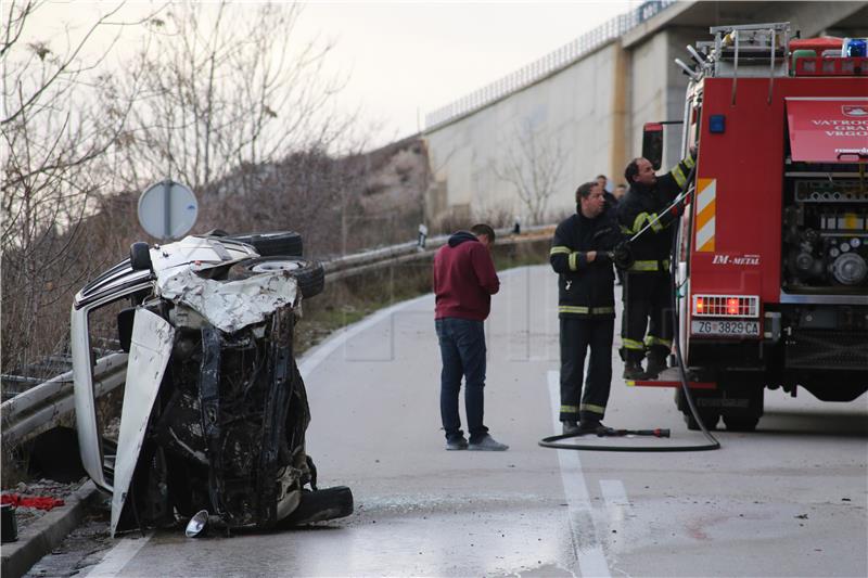 Norwegian instructors training Croatian firefighters in rescuing car crash victims