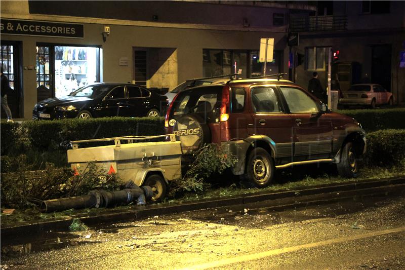 Automobil se zabio u hidrant u centru Zagreba, voda šikljala 10-tak metara