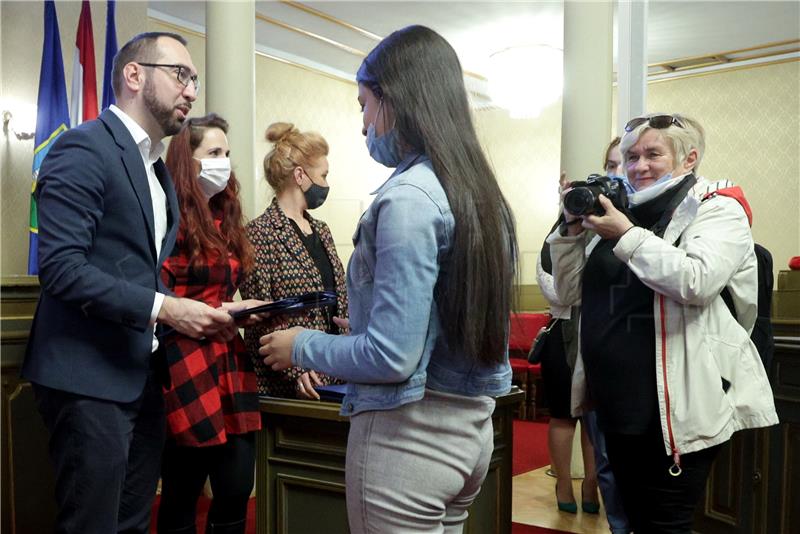 Uručene Stipendije Grada Zagreba učenicima romske nacionalne manjine