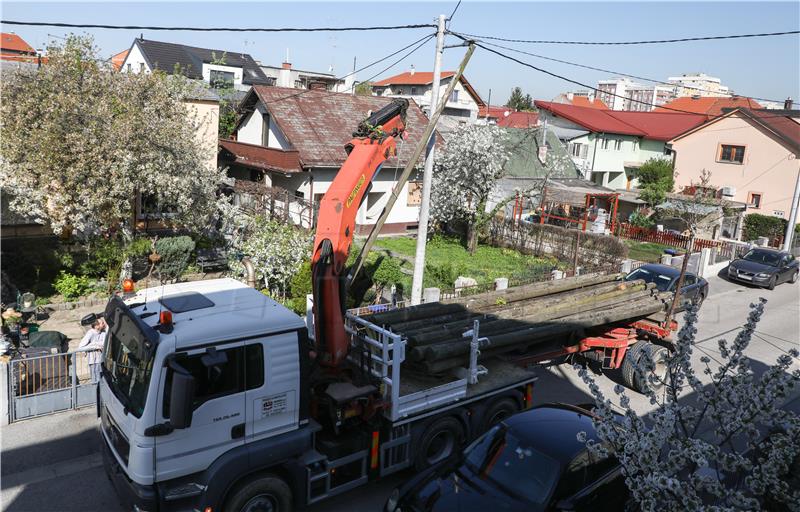 Zamjena dotrajalih drvenih stupova za uličnu rasvjetu