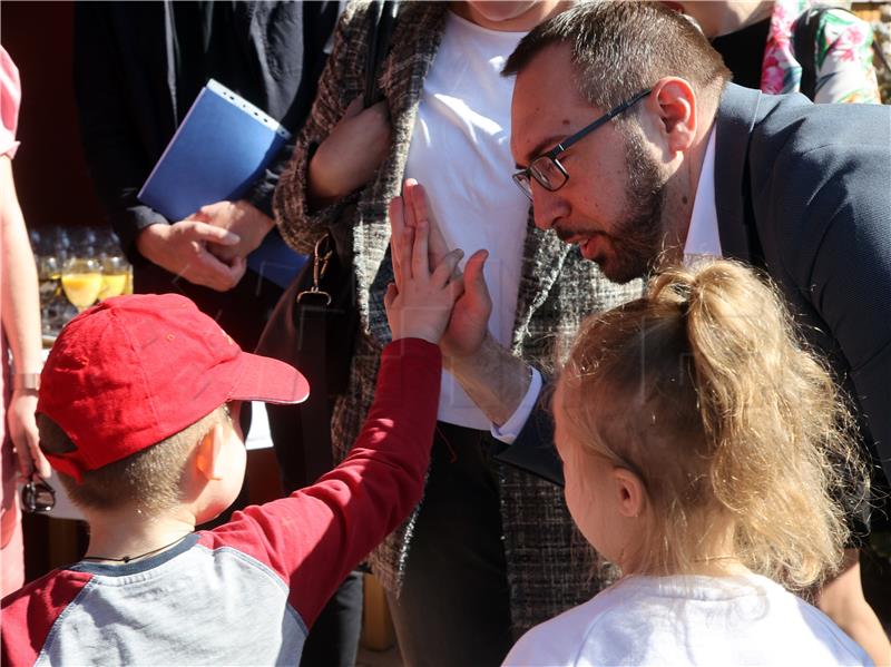 Gradonačelnik Tomašević posjetio raseljene osobe iz Ukrajine smještene u Gradu Mladih