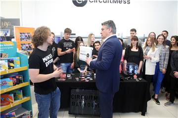 Predsjednik Milanović posjetio domaći start-up za STEM edukaciju "CircuitMess"