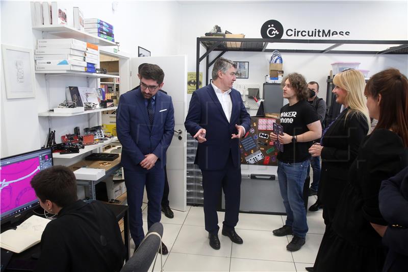 Predsjednik Milanović posjetio domaći start-up za STEM edukaciju "CircuitMess"