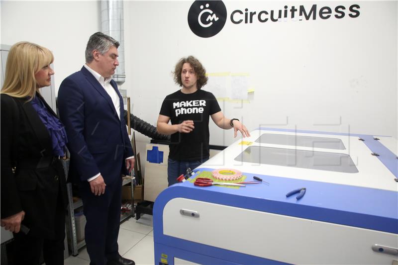 Predsjednik Milanović posjetio domaći start-up za STEM edukaciju "CircuitMess"