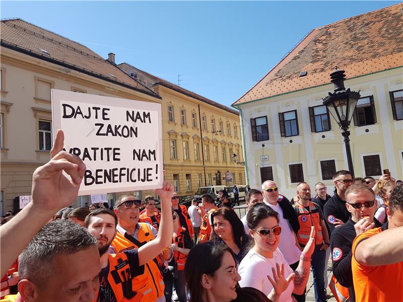 Protest zaposlenika u službi hitne medicinske pomoći na Markovom trgu