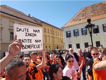 Protest zaposlenika u službi hitne medicinske pomoći na Markovom trgu