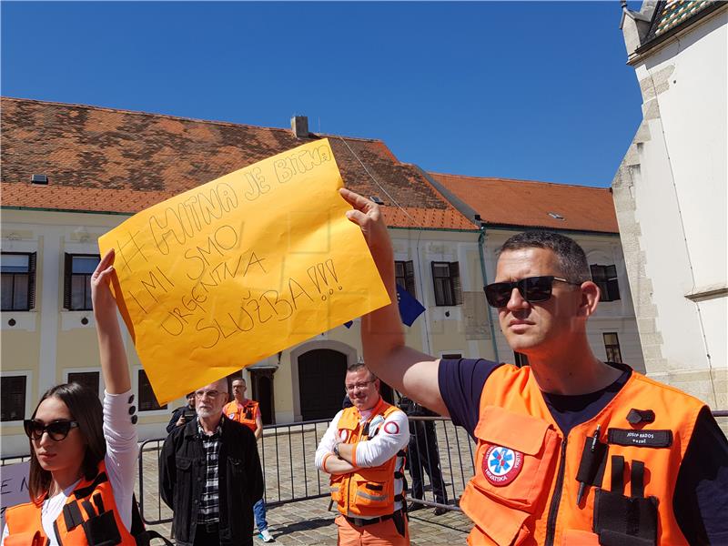 Protest zaposlenika u službi hitne medicinske pomoći na Markovom trgu