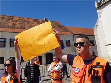 Protest zaposlenika u službi hitne medicinske pomoći na Markovom trgu