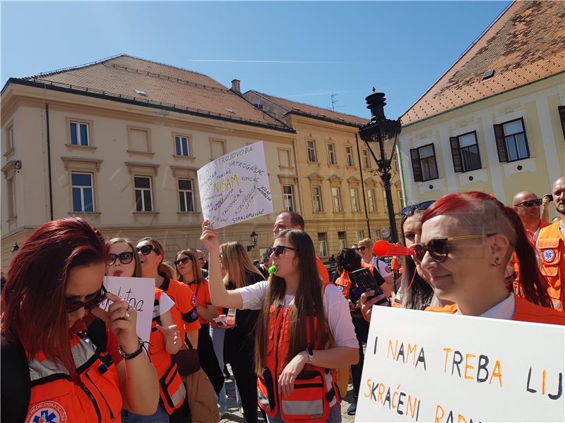 Protest zaposlenika u službi hitne medicinske pomoći na Markovom trgu