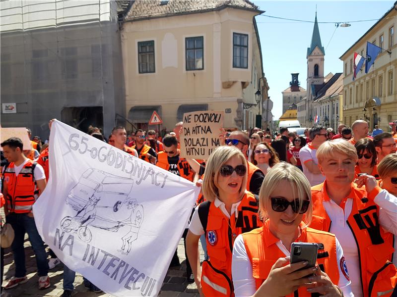 Protest zaposlenika u službi hitne medicinske pomoći na Markovom trgu