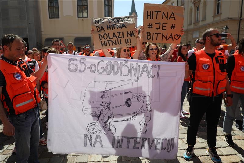 Protest zaposlenika u službi hitne medicinske pomoći na Markovom trgu