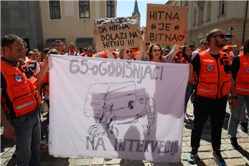 Protest zaposlenika u službi hitne medicinske pomoći na Markovom trgu