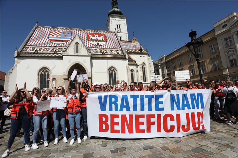 Protest zaposlenika u službi hitne medicinske pomoći na Markovom trgu