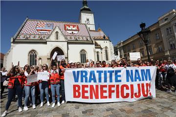 Protest zaposlenika u službi hitne medicinske pomoći na Markovom trgu