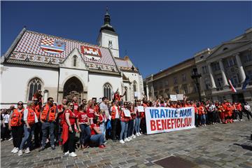 Protest zaposlenika u službi hitne medicinske pomoći na Markovom trgu