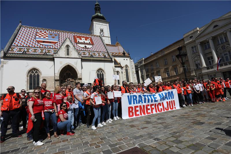 Protest zaposlenika u službi hitne medicinske pomoći na Markovom trgu