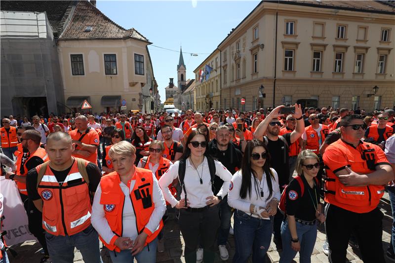 Protest zaposlenika u službi hitne medicinske pomoći na Markovom trgu