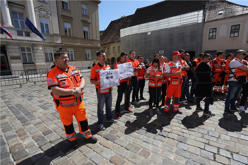 Protest zaposlenika u službi hitne medicinske pomoći na Markovom trgu