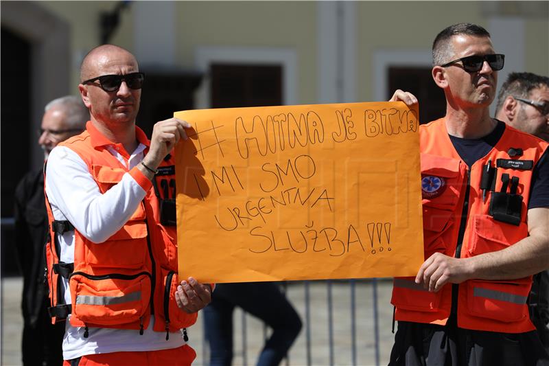 Protest zaposlenika u službi hitne medicinske pomoći na Markovom trgu