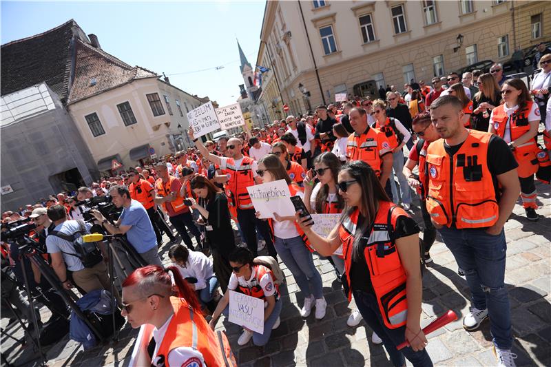 Protest zaposlenika u službi hitne medicinske pomoći na Markovom trgu