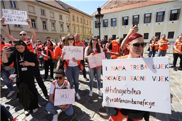 Protest zaposlenika u službi hitne medicinske pomoći na Markovom trgu