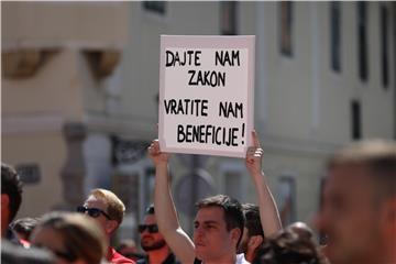 Protest zaposlenika u službi hitne medicinske pomoći na Markovom trgu