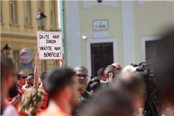 Protest zaposlenika u službi hitne medicinske pomoći na Markovom trgu