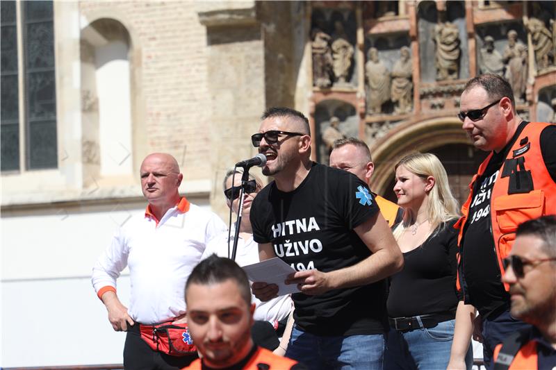 Protest zaposlenika u službi hitne medicinske pomoći na Markovom trgu