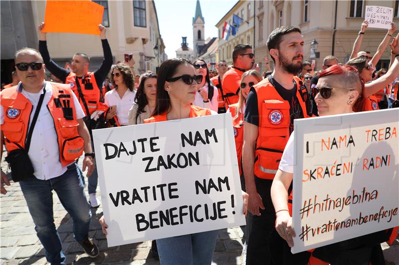 Protest zaposlenika u službi hitne medicinske pomoći na Markovom trgu