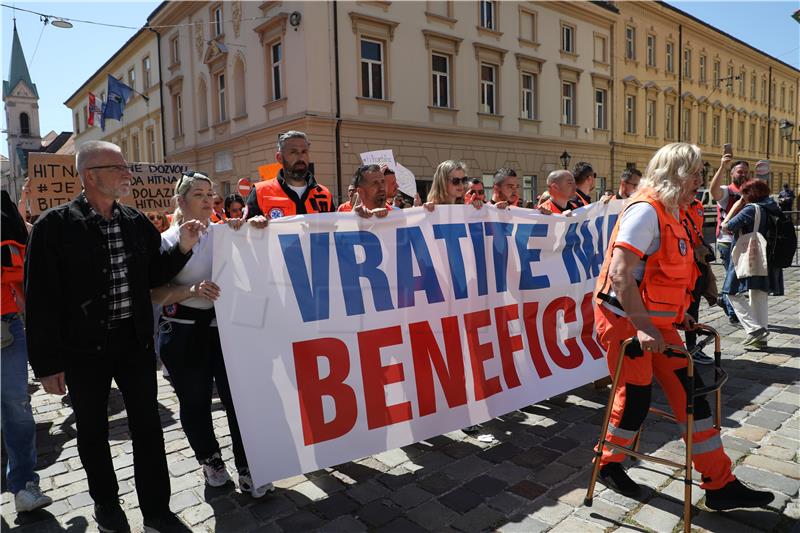 Protest zaposlenika u službi hitne medicinske pomoći na Markovom trgu