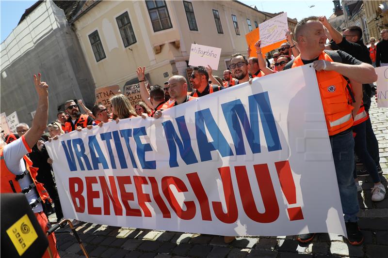 Protest zaposlenika u službi hitne medicinske pomoći na Markovom trgu