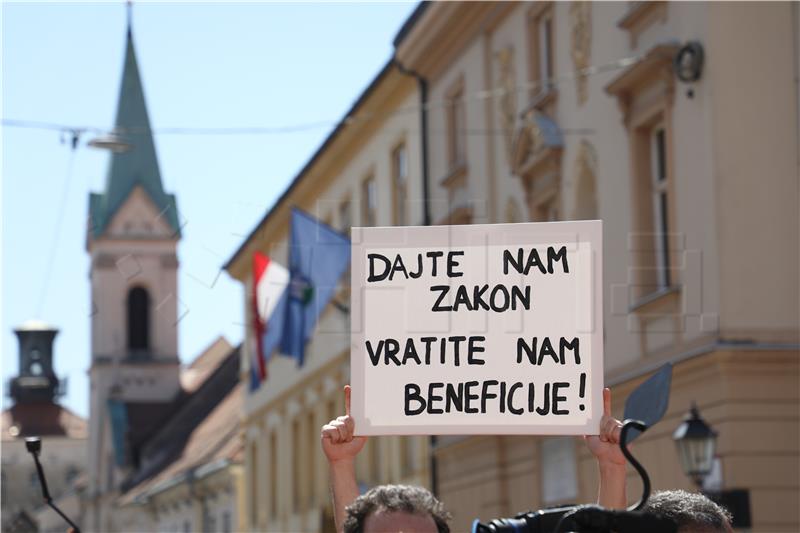 Protest zaposlenika u službi hitne medicinske pomoći na Markovom trgu