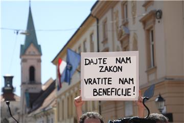 Protest zaposlenika u službi hitne medicinske pomoći na Markovom trgu