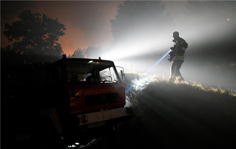 Požar na području Živogošća, jak vjetar otežava gašenje