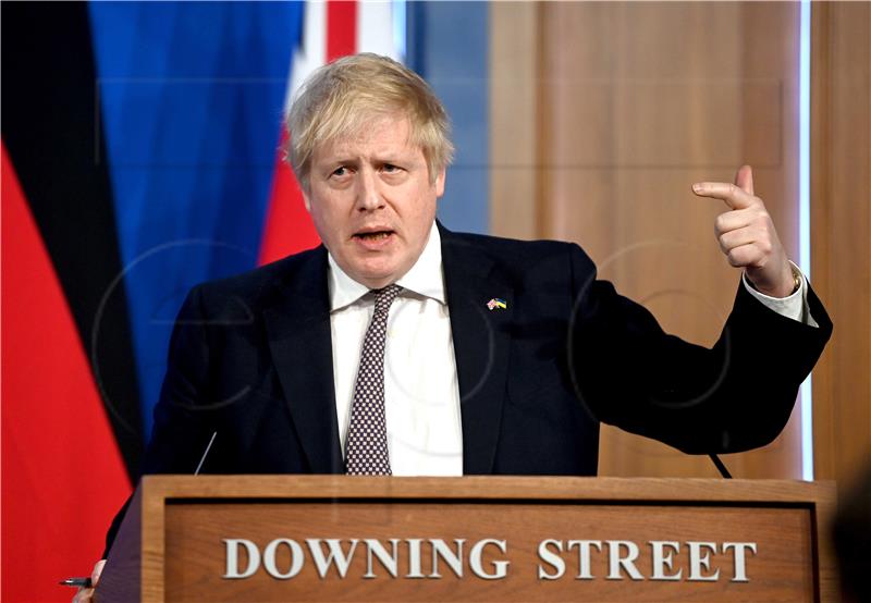 Johnson se ispričao parlamentu zbog kršenja lockdowna, njegov zastupnik traži ostavku