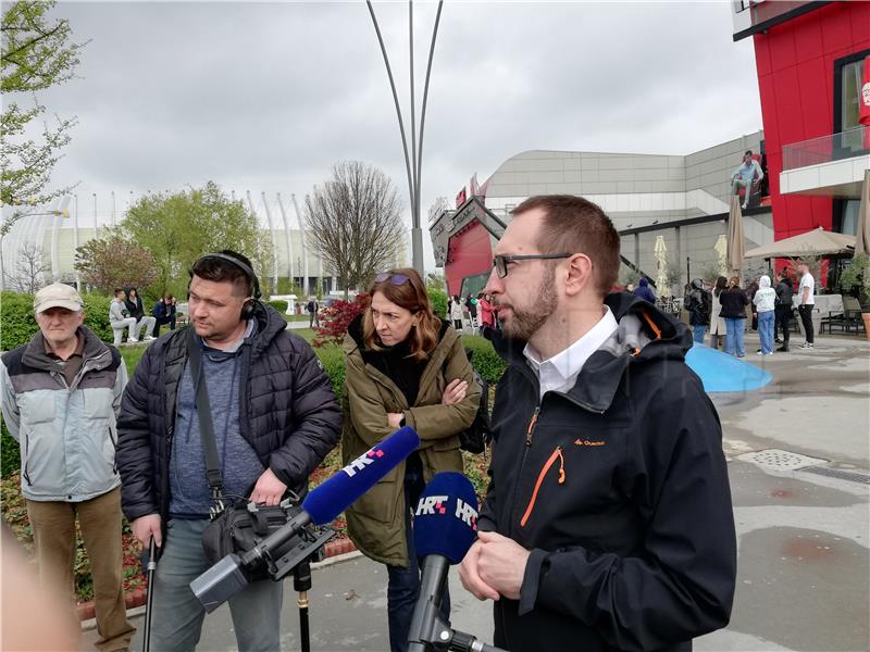 Zagreb shopping centre evacuated after bomb tip