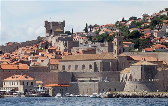 U crkvi Male braće u Dubrovniku u potresu oštećen oltar 