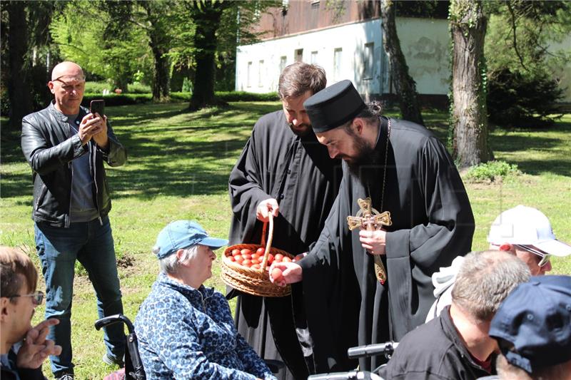 Vladika Justin obišao Ukrajince smještene u Dugom Selu