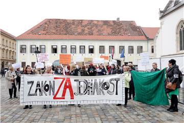 Mirno okupljanje odgojitelja i zaposlenih u vrtićima