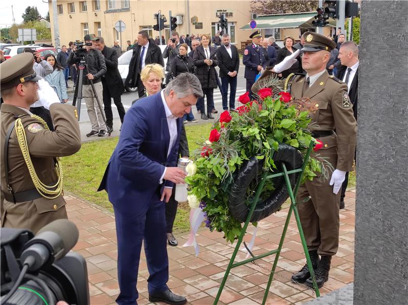 Milanović položio vijenac kod spomenika poginulim hrvatskim braniteljima u Rovišću