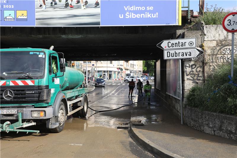 Pukao cjevovod na Aveniji M. Držića