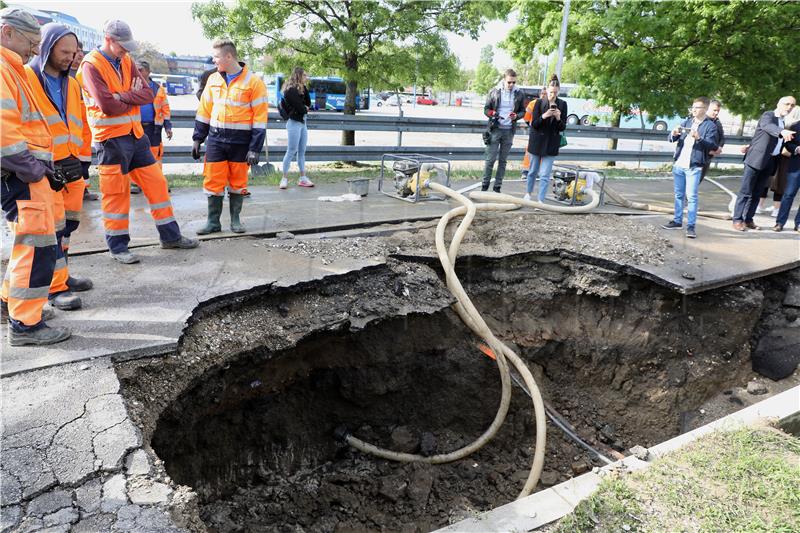 Pukao cjevovod na Aveniji M. Držića