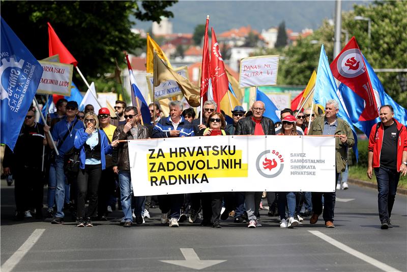 ISPRAVAK VIJESTI: SSSH prosvjednom povorkom zatražio veće plaće i kolektivna...