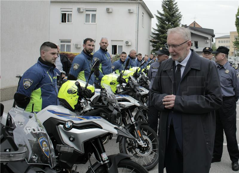 Božinović nazočio primopredaji policijskih motocikala